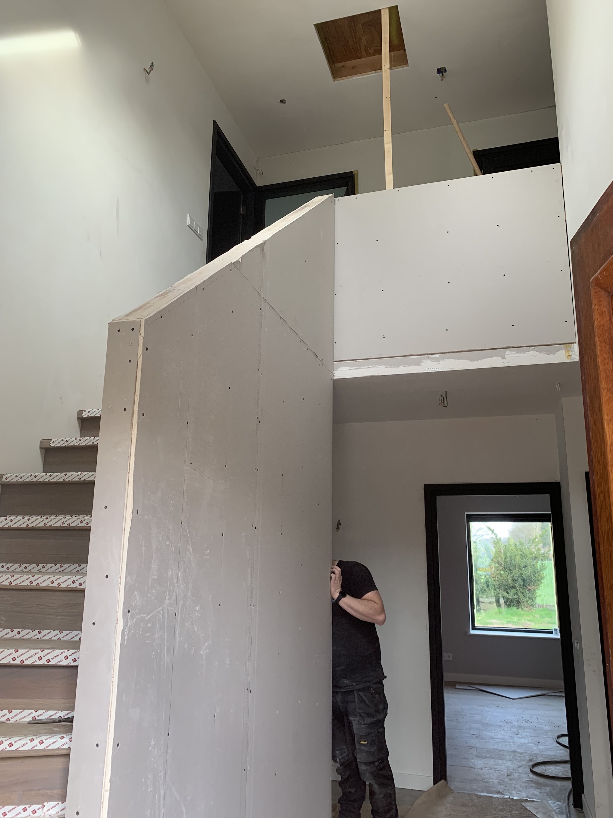 Trapgat met nieuwe gipsplaten wand, werk in uitvoering
