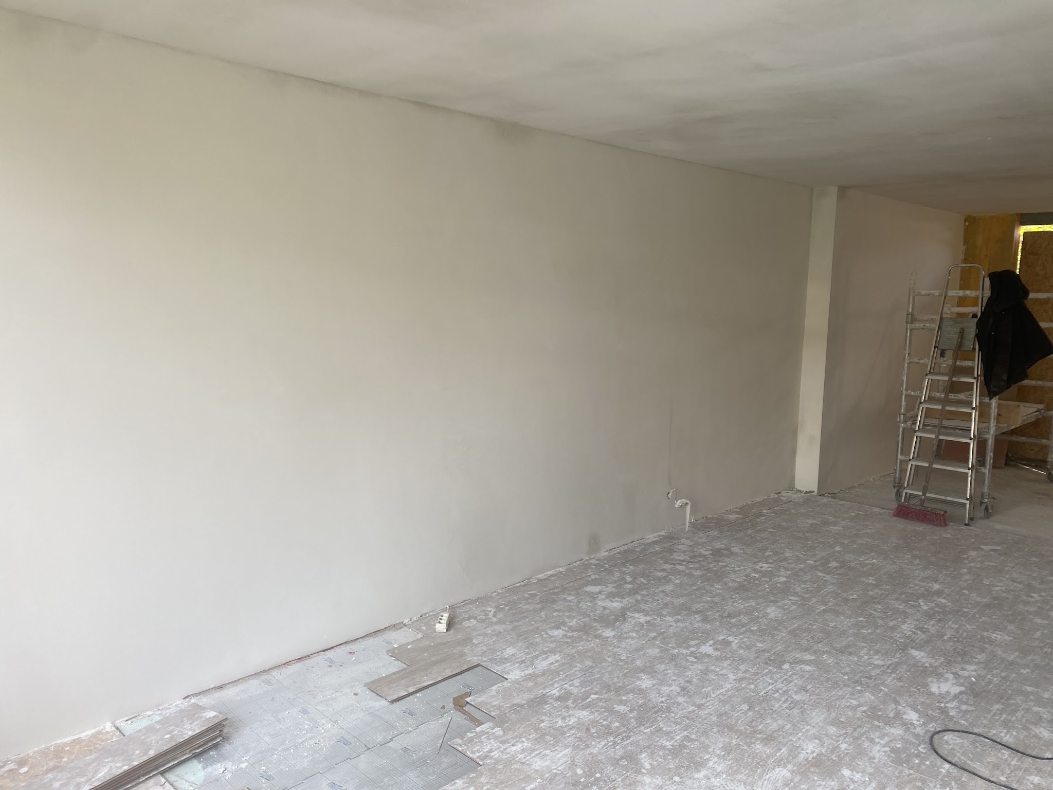 Strak gestucte woonruimte, muren en plafond sausklaar