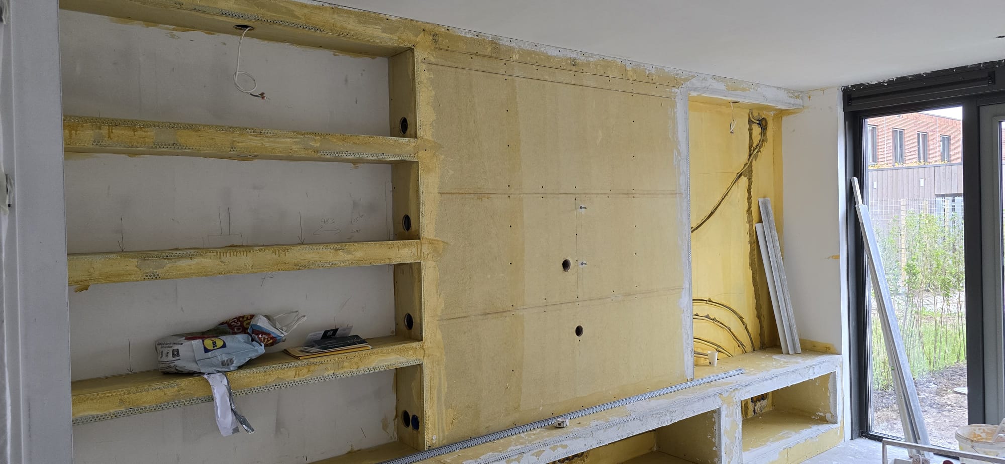 Ingebouwde wand met houten regelwerk voor het stucen