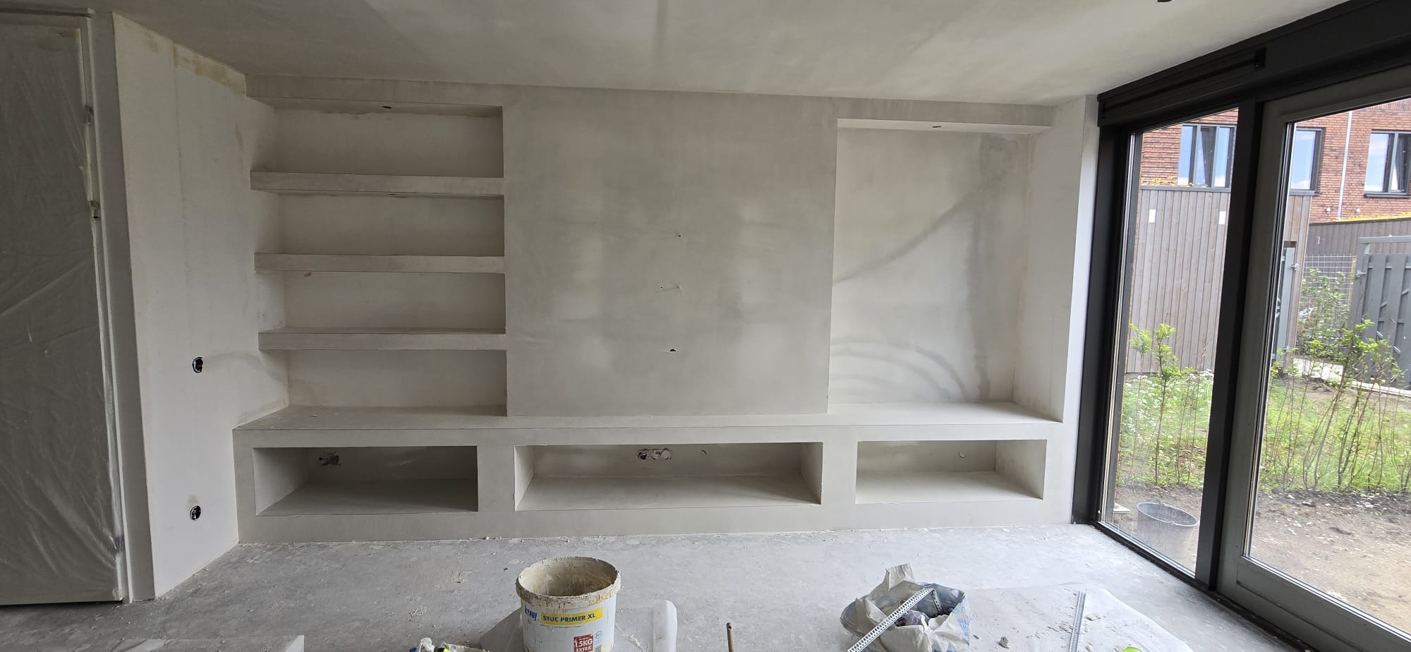 Dezelfde wand na het stucwerk, strakke nissen en plafond