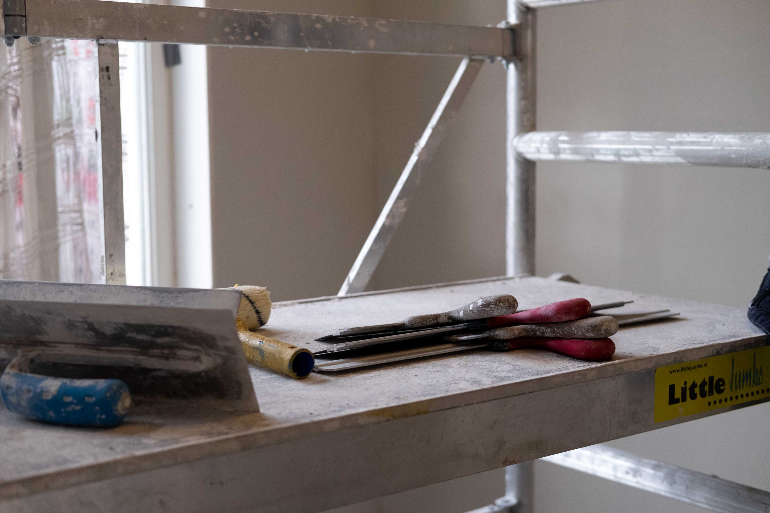 Spanen en plakspaan op de steigerplank